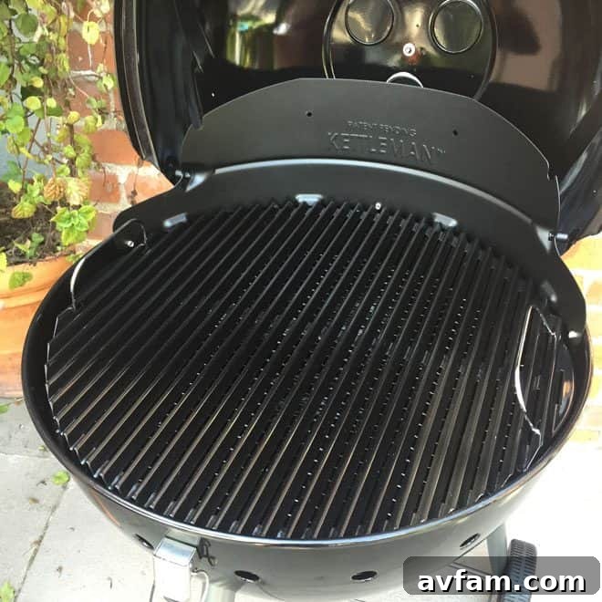 Char-Broil Kettleman cooking surface and grates.