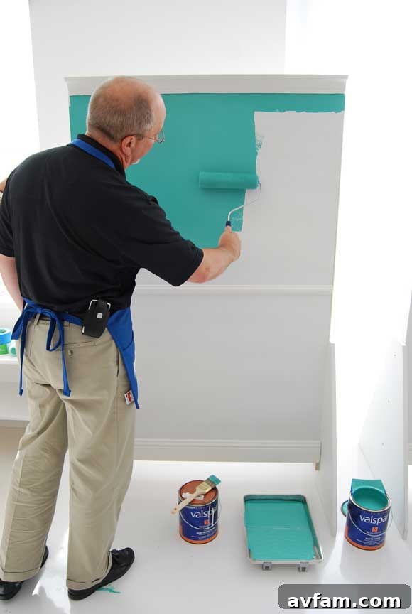 Lowes Valspar Pro Painter Lowes Valspar professional painter demonstrating techniques.