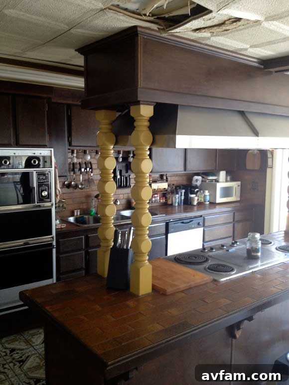 Las Vegas Mid-Century Modern Kitchen Before Renovation Stunning mid-century modern kitchen in Las Vegas undergoing restoration