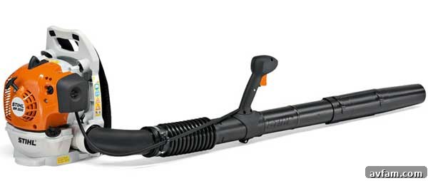 Detailed view of the Stihl BR 200 backpack blower's engine and comfortable harness system, highlighting ergonomic design.