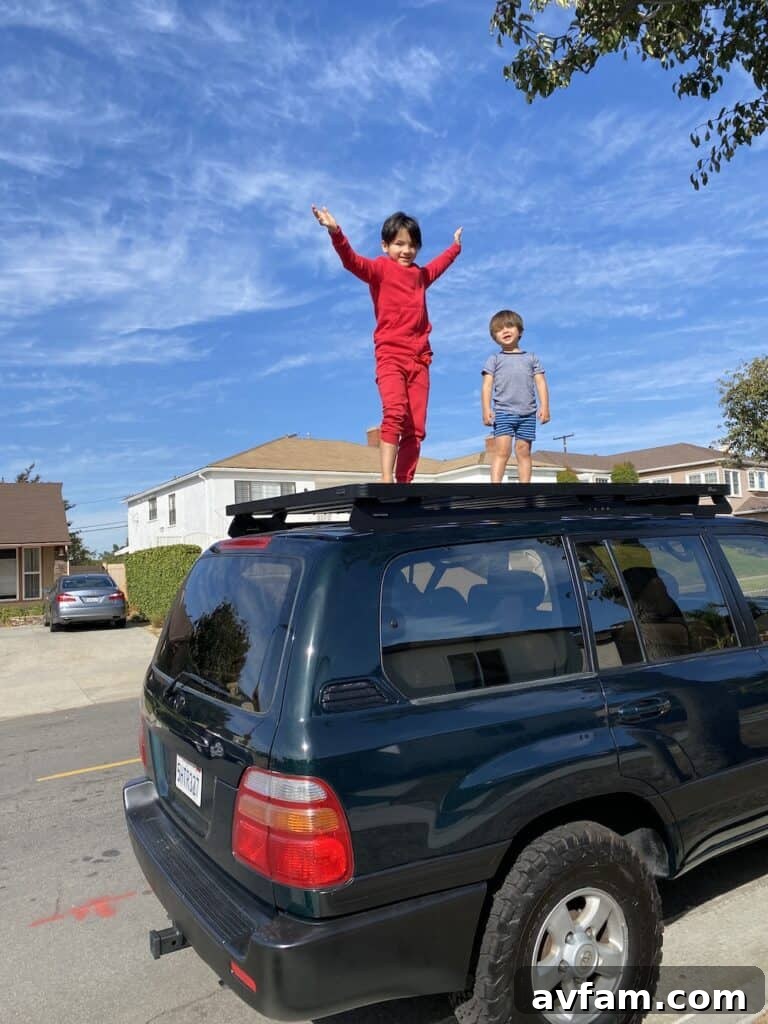Rear quarter view of the Land Cruiser 100 Series showing the roof rack