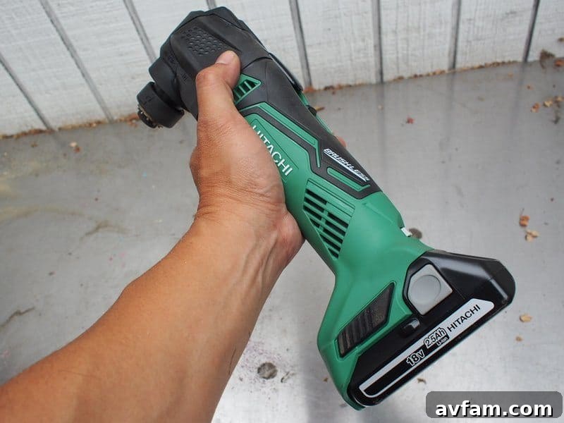 Different voltage battery packs for power tools