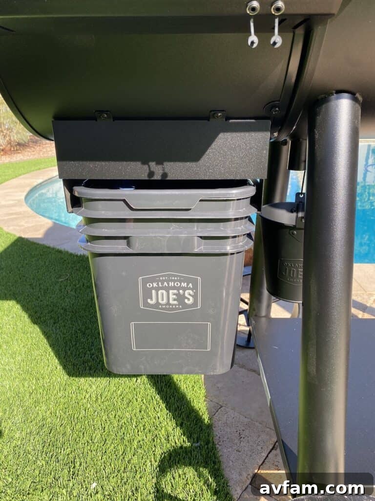Oklahoma Joe's Rider DLX Pellet Hopper Oklahoma Joe's Rider DLX - Pellet Hopper