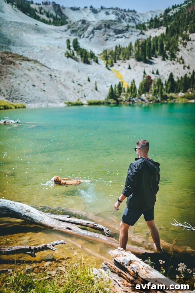 A person sitting comfortably on a rock in Jack Wolfskin outdoor clothing, taking a break during a hike, enjoying a moment of rest in nature.