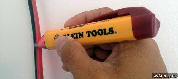 Klein Tools NCVT-2 Non-Contact Voltage Tester Klein Tools NCVT-2 Dual-Range Non-Contact Voltage Tester