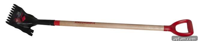 RAZOR-BACK Professional Roofer's Spade with a durable, one-piece steel head and ergonomic D-handle