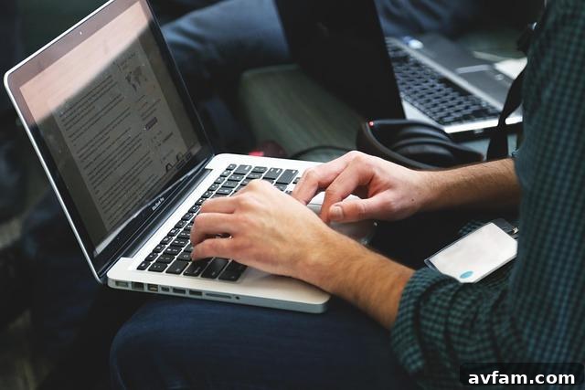 Five Fiber Internet Advantages for the Modern New York Home 2 A modern living room with a family using laptops and tablets, powered by a reliable fiber internet connection.