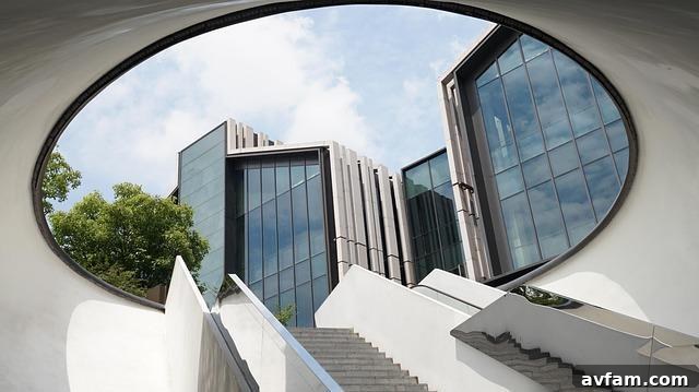Memorable Restaurants, Boutiques & Hotels: Standout Commercial Interiors 2 View of a building through a circular window