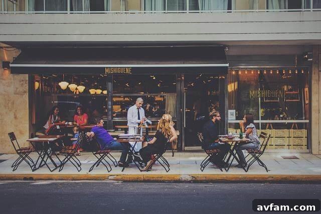 Memorable Restaurants, Boutiques & Hotels: Standout Commercial Interiors 4 People dining at tables outside a restaurant