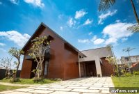 Plan an Exterior Renovation: Hire a Roofing Contractor Early
