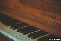 How Chicago Movers Lift Pianos Up Staircases